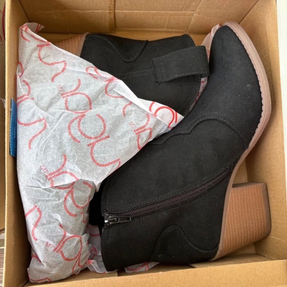 Women’s Boots - Picture 1 of 2